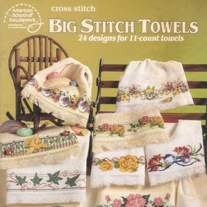 Puede incluir: Una portada de libro de patrones de punto de cruz titulada "Big Stitch Towels". La portada presenta una variedad de toallas con diferentes diseños de punto de cruz, incluyendo patrones florales, un pájaro y una mariposa. El libro es de la American School of Needlework y presenta 24 diseños para toallas de 11 puntos.