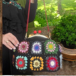 Cartera de crochet negra y colorida, cuadrada con correa ajustable en rojo para el día especial de mamá, hecha a mano, estilo vintage, LISTO PARA ENVIAR