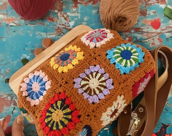 Sac carré grand-mère au crochet fait main : sac à main d'été bohème avec cadre en bois