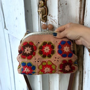 Handmade Crochet Kiss Lock Bag – Colorful Granny Square Purse – Vintage Style Floral Clutch – Unique Gift for Her – Boho Crossbody Bag