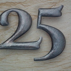 Los números de las casas, logotipos, letras y letras están hechos a mano de metal y bruñidos, pintados o dorados según se desee.