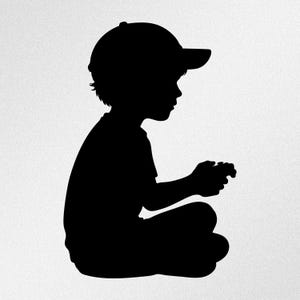 Puede incluir: Una silueta negra de una persona sentada con las piernas cruzadas y usando una gorra de béisbol. La figura se muestra de perfil, mirando hacia la derecha, con las manos posicionadas hacia adelante como si sostuviera un objeto o un mando.