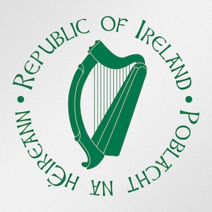 Op de afbeelding: Een groene zegel met de woorden "Republic of Ireland" en "Poblacht na hÉireann" rond een groene harp.
