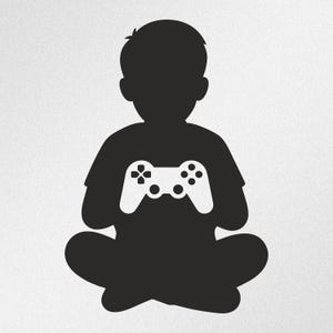Op de afbeelding: Een zwart silhouet van een persoon die in kleermakerszit zit en een witte videogamecontroller vasthoudt. De figuur is afgebeeld in een effen donkere kleur, wat contrasteert met de witte gamecontroller in het midden van de compositie.