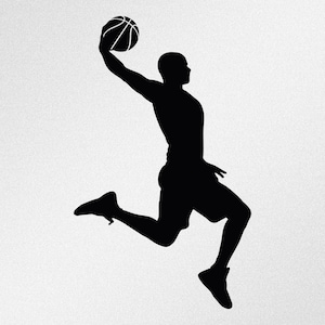 以下が含まれることがあります： ボールをダンクしようとしている、空中でのバスケットボール選手のシルエット。選手はショートパンツとスニーカーを履いています。