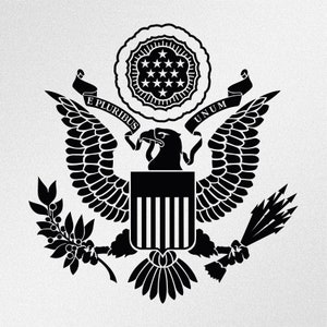 Pode incluir: Ilustra&ccedil;&atilde;o em preto e branco do Grande Selo dos Estados Unidos. O selo apresenta uma &aacute;guia com as asas abertas, um escudo com listras verticais, um ramo de oliveira e um feixe de flechas. A &aacute;guia segura uma fita no bico com as palavras "E Pluribus Unum" nela. Acima da &aacute;guia h&aacute; um c&iacute;rculo com 13 estrelas.