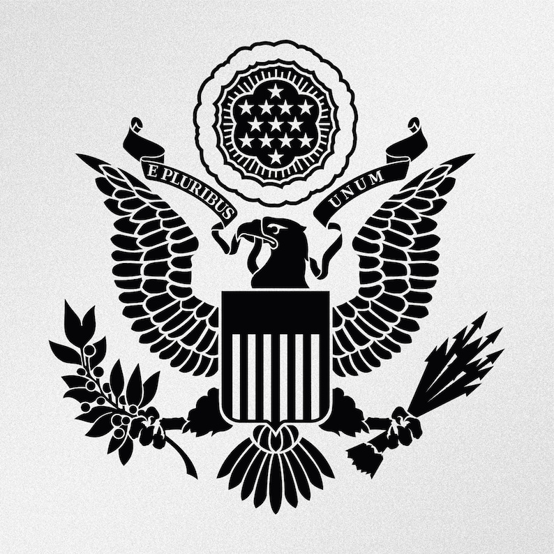 Pode incluir: Ilustra&ccedil;&atilde;o em preto e branco do Grande Selo dos Estados Unidos. O selo apresenta uma &aacute;guia com as asas abertas, um escudo com listras verticais, um ramo de oliveira e um feixe de flechas. A &aacute;guia segura uma fita no bico com as palavras "E Pluribus Unum" nela. Acima da &aacute;guia h&aacute; um c&iacute;rculo com 13 estrelas.