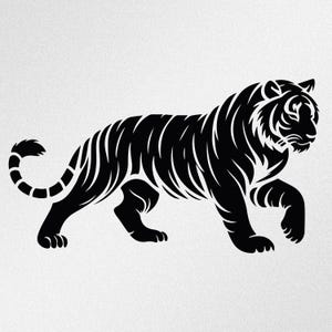 Könnte beinhalten: Schwarz-Weiß-Illustration eines Tigers, der nach rechts geht. Der Tiger hat schwarze Streifen und befindet sich vor einem weißen Hintergrund. Der Schwanz des Tigers ist eingerollt, und seine Pfoten sind sichtbar. Einfaches Grafikdesign.