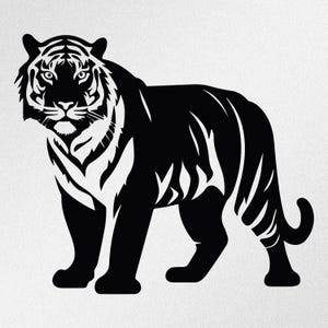 Könnte beinhalten: Schwarz-weiße Illustration eines stehenden Tigers, der nach vorne blickt. Der Körper des Tigers ist tiefschwarz mit weißen Streifen. Das Gesicht ist detailliert mit weißen und schwarzen Markierungen, einschließlich Streifen auf der Stirn und um die Augen.