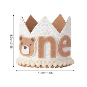 Corona di compleanno con cappello da compleanno con orso marrone e tema del primo orso