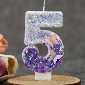 Vela de cumpleaños con degradado morado: adorno de mariposa para tarta DIY