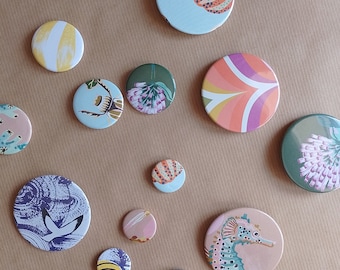 Assortiment badges, set spelden, broches