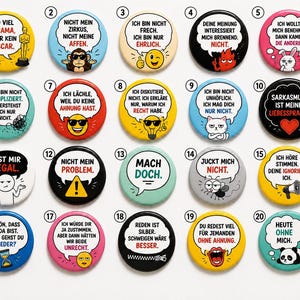Könnte beinhalten: Eine Sammlung von zwanzig runden Ansteckbuttons in einem Raster, jeder mit einem deutschen Spruch in einer Sprechblase, begleitet von farbenfrohen Illustrationen wie Emojis, Tieren und Symbolen auf verschiedenen einfarbigen Hintergründen.