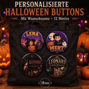 Könnte beinhalten: Vier runde Ansteckbuttons mit Halloween-Motiven auf einer schwarzen Stofftasche. Die Buttons zeigen die Namen LENA, MERT, SOPHIE und LEONARD sowie Illustrationen von Hexe, Vampir und Totenköpfen. Jeder Button hat einen Durchmesser von 58 mm.