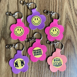 Retro Daisy Keychain | Cute Flower Bag Charm for Mom & Teacher Gift, Mother&#39;s Day Smiley Face Key Ring