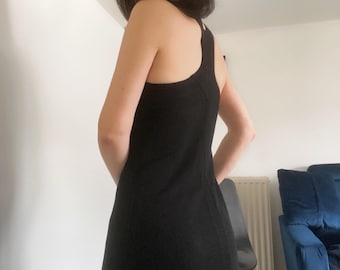 Vestido largo negro de Janice Wainwright para Simon Massey de finales de los años 60, con espalda cruzada, pequeño