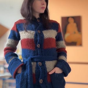 La Squadra Paris Monte Carlo trefärgat set i ull och mohair från 1970-talet, långa ärmar, fickor, matchande mössa, liten