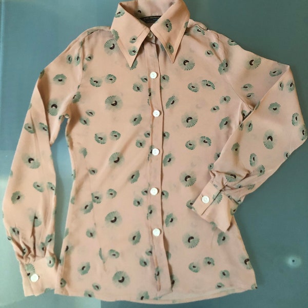 1970s Jeff Banks London pale salmon pink rayon shirt with green floral, dagger collar, XS