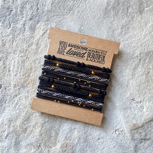Bracelets d'élastiques bohèmes, bracelets d'élastiques sur carte kraft, élastiques à cheveux, carte On vous aime, noir