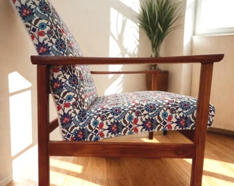 Zorgvuldig gerecyclede duurzame fauteuil met kleurrijke stof