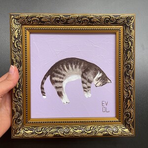 Peinture originale de chat tigré Chat calicot Art de chaton mignon Oeuvre d'art de chat lunatique Art mural félin Art de mini chat Cadre doré Petite étagère d'art de chat