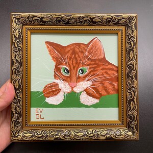 Peinture originale de chat tigré, oeuvre de chat brun, gingembre, chaton mignon, art mural félin, cadre doré, art de chat moderne, cadre original, petite étagère