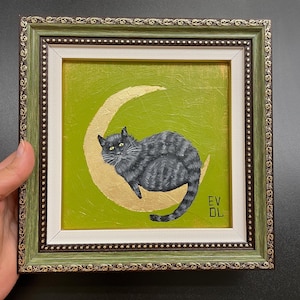 Peinture originale de chat noir Chat tigré Chaton mignon Art de chat lunatique Art mural félin Petit cadre d'art Cadre doré Magie de chat noir Art d'étagère