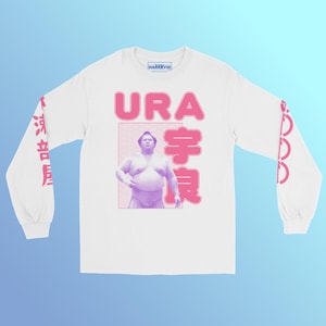 Könnte beinhalten: Weißes Langarm-T-Shirt mit einer pink- und lilafarbenen Grafik eines Sumo-Ringers mit dem Text "URA" und japanischen Schriftzeichen. Die Ärmel haben pink- und lilafarbene sich wiederholende Kreise.