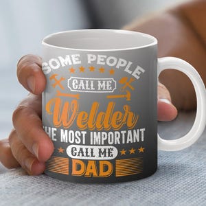 Alcune persone mi chiamano saldatore, il più importante mi chiama papà, tazza da caffè digitale da scaricare PNG, regalo per la festa del papà