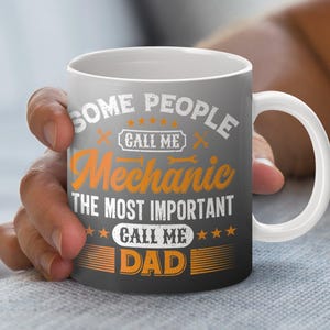 Alcune persone mi chiamano meccanico, il più importante mi chiama papà, involucro digitale per caffè, stampabile, design per tazza da 11 once e 15 once