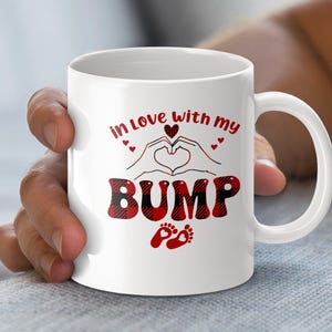 Envoltura para taza con la frase "Enamorado de mi barriga", envoltura para taza de café con anuncio de embarazo, envoltura imprimible para barriga de bebé, envoltura para taza digital PNG