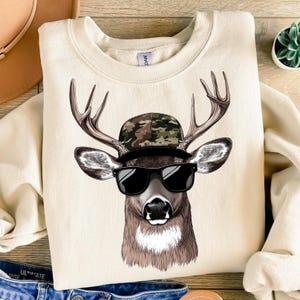 Coole Hirschjagd PNG, Buck mit Camo Hut und Sonnenbrille, Jagd Clipart, Country Western PNG für Sublimation, Jagd Shirt Design