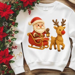 Könnte beinhalten: Weißes Sweatshirt mit einem weihnachtlichen Design. Es zeigt den Weihnachtsmann in einem roten Schlitten, der von einem Rentier mit roter Nase gezogen wird. Der Weihnachtsmann hält eine Laterne. Das Design ist im Cartoon-Stil.