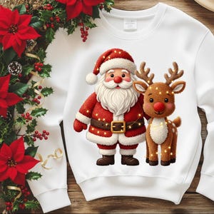 Peut inclure: Sweat-shirt blanc orné d'un motif de Noël représentant le Père Noël et un renne. Le Père Noël porte un costume rouge et une barbe blanche, tandis que le renne est brun. Les deux sont décorés de guirlandes lumineuses, parfait pour les fêtes.