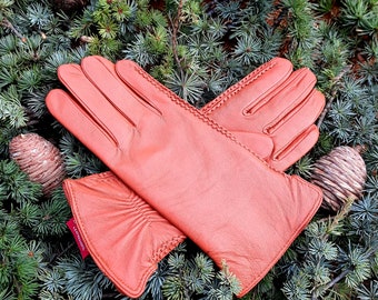 Elegantes guantes de mujer fabricados en piel auténtica de alta calidad con forro cálido.