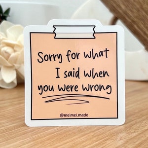 Puede incluir: Una pegatina de color melocotón con un borde blanco y texto negro que dice "Lo siento por lo que dije cuando estabas equivocado" y "@meimeimade".