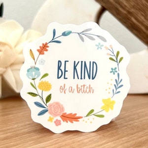 Adesivo in vinile con ghirlanda floreale "Be Kind...of a Bitch" - Decalcomania spiritosa e stravagante