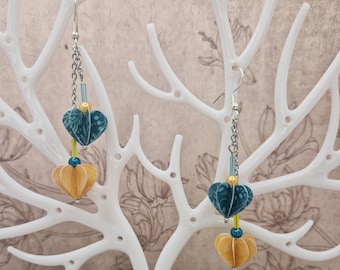 Boucles d'oreilles Origami coeurs en grappe résinées avec perle en verre colorée