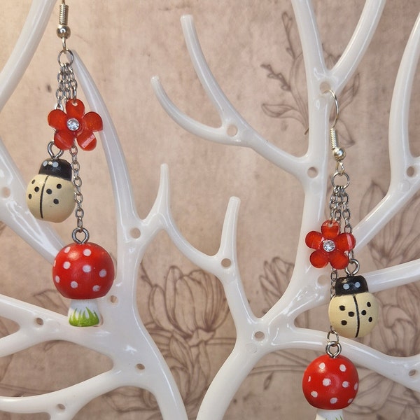 Boucles d'oreilles coccinelle et champignon en bois et fleur en acrylique avec crochet d'oreille en acier inoxydable.