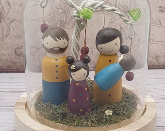 Diorama famille sous cloche avec figurines en bois peintes à la main et décor fait main