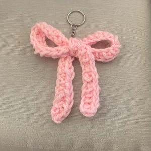Llavero con lazo rosa de crochet hecho a mano