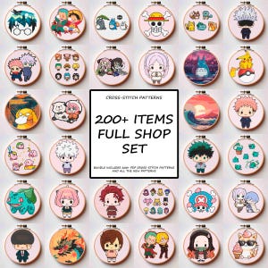 Peut inclure: Une collection de motifs de point de croix dans des cerceaux en bois, représentant divers personnages d'anime et de dessins animés. L'image comprend un panneau central avec le texte "200+ ITEMS FULL SHOP SET". Les cerceaux sont disposés en grille.