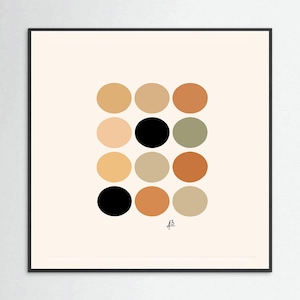 Può includere: Una stampa artistica incorniciata con una griglia di dodici forme circolari in vari colori della terra, tra cui beige, marrone e nero, su uno sfondo color crema. L'opera d'arte ha un design minimalista e una firma nell'angolo in basso a destra.