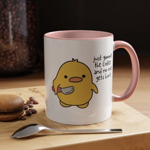 Taza de café con pato y cuchillo, divertida taza de café con pato, linda taza de pato con cuchillo para café, regalo divertido para amantes de los patos, regalo divertido para café. imagen 3