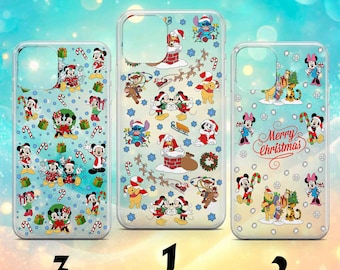 Op de afbeelding: Drie transparante telefoonhoesjes met verschillende kerstthema's met Mickey Mouse en andere Disney-figuren. De hoesjes hebben een blauwe achtergrond met witte sneeuwvlokken en snoepstokken. Een hoesje heeft de tekst "Merry Christmas" erop.