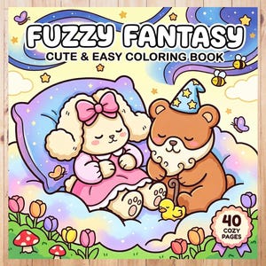 Może przedstawiać: Okładka książki do kolorowania dla dzieci "Fuzzy Fantasy" z tekstem "Cute & Easy Coloring Book". Okładka przedstawia kreskówkowego misia i psa śpiących na chmurze, otoczonych gwiazdami, motylami i kwiatami. Książka ma 40 przytulnych stron.