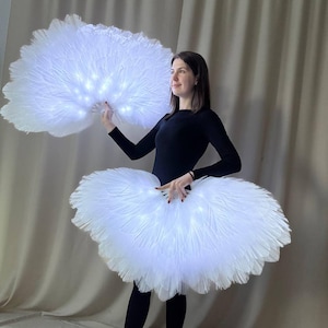 Leuchtender Handfächer, beleuchteter Fächer, Fächer mit Lichtern, Tanzshow Zubehör zum Kostüm, weißer flauschiger Fächer, weißer Fächer, Fursuit-Fächer, Faltfächer