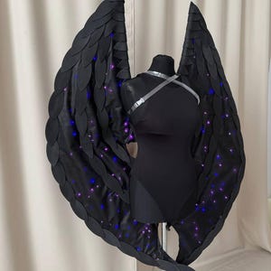 Schwarze Fledermaus Glühende Flügel Drachenflügel Cosplay beleuchtete Schwarze Flügel Kostüm Für Perfomances Kostüm Für Karneval Und Cosplay Party mit Lichtern