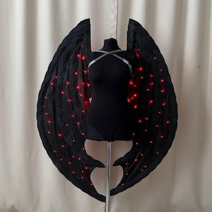 Drachen beleuchtete Flügel Cosplay schwarze Flügel Kostüm schwarze Fledermaus leuchtende Flügel für Perfomances mit Lichtern Erwachsene Halloween Cosplay Kostüm Dekor