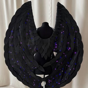 Schwarzer Drache leuchtende Flügel Rabe beleuchtete Flügel Fledermaus Cosplay schwarze Dämonenflügel Kostüm für Perfomances mit Lichter Kostüm für Karneval
